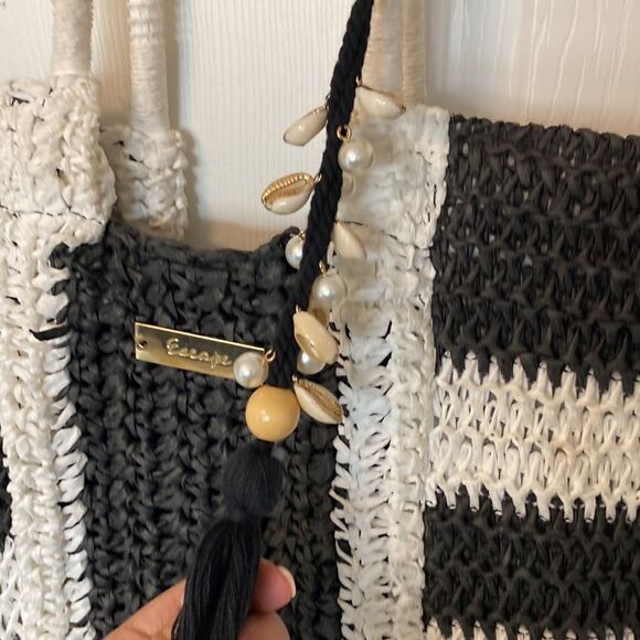 Escape- woven beach tote- black and white- shell tassel - Picture 3 of 10